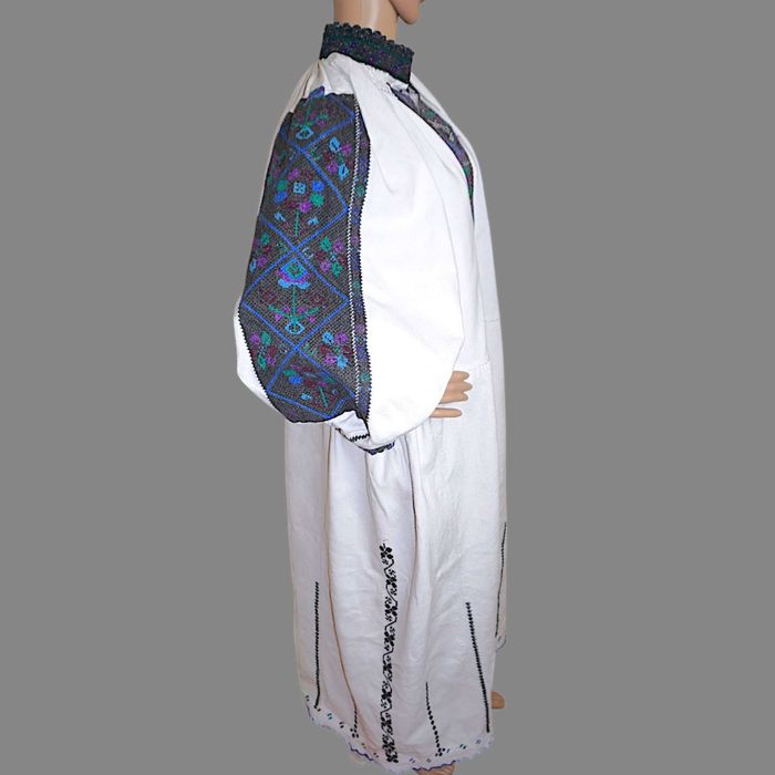 Ie traditionala veche din Padureni masura S-M