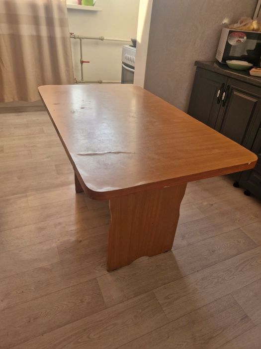 Продам стол и 4 табуретки