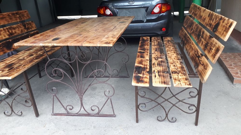 Кованый стол и скамейки