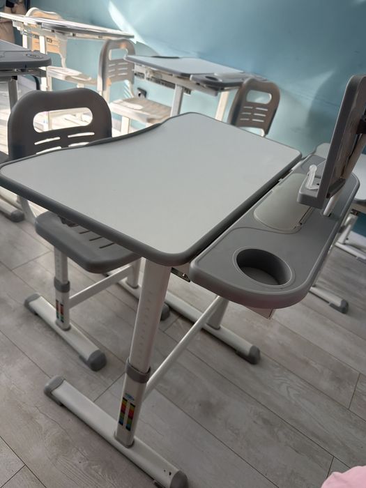 Школьная парта в хорошем состоянии.