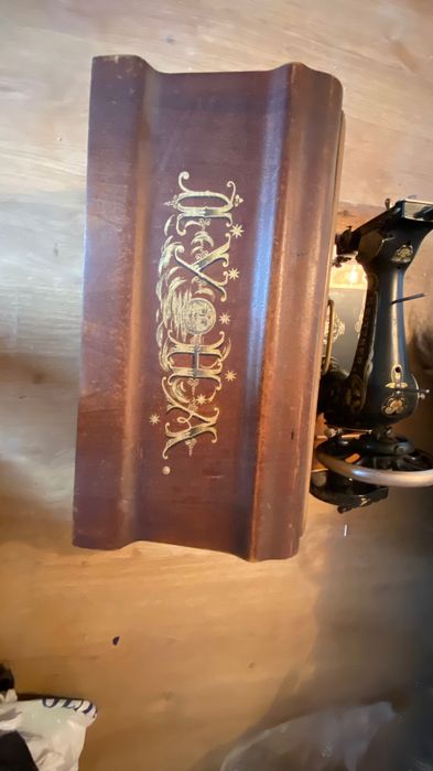 Стара шевна машина в кутия