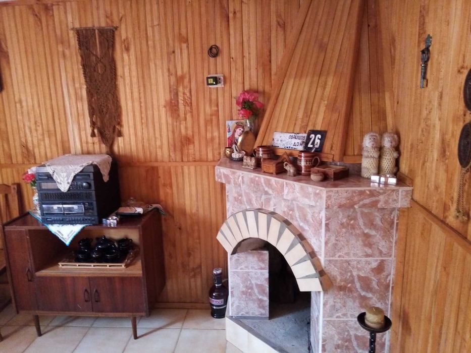 Двуетажна къща с двор