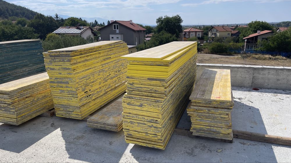 Жълти кофражни платна, подпори, вилици