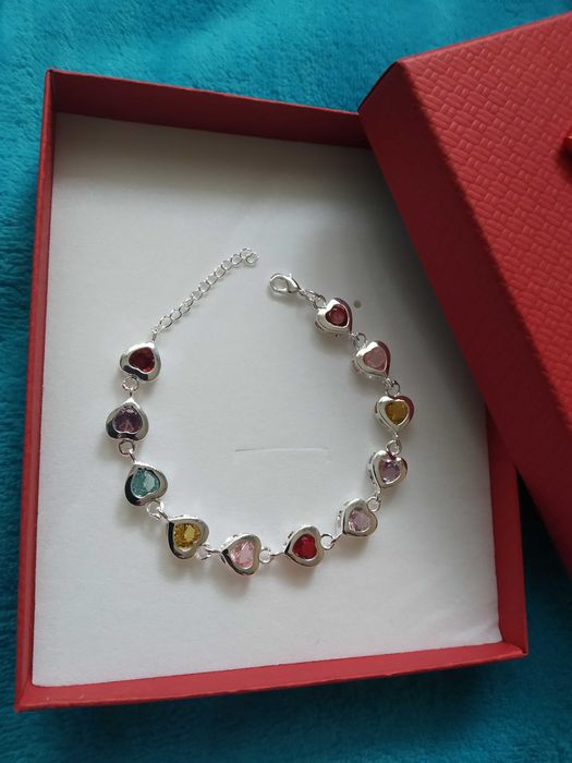 Нова, дамска сребърна гривна със сърца. В подаръчна кутия.