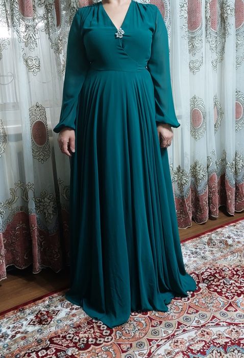 Зелёное вечернее  платье