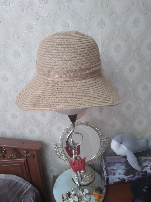 Продаю модную шляпу женскую