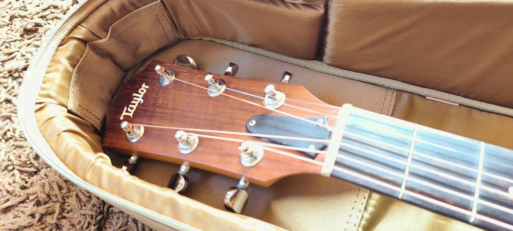 Chitara Taylor Trans-Acoustic Solid wood top Electro Acustica Big Baby