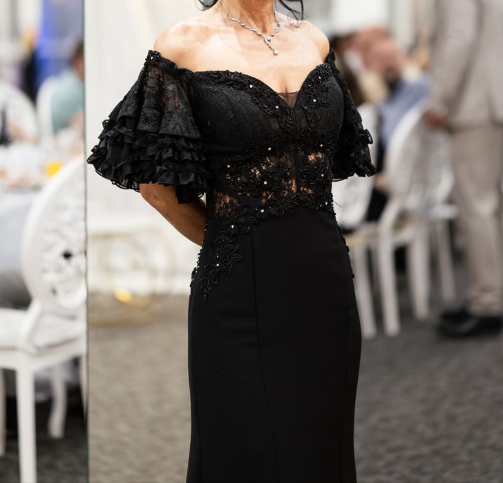 Черна рокля с дантела и паднали ръкави