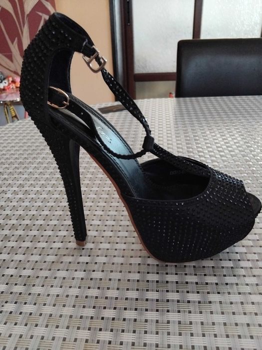 Стилни дамски обувки с токчета