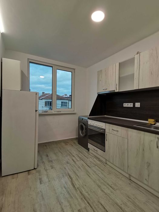 Дава се под наем Двустаен апартамент в Бургас, Меден рудник - зона А - 70 кв.м за 255 € - Снимка #2