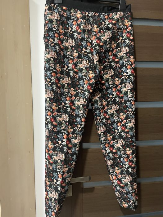 Pantaloni Zara cu flori si buzunare