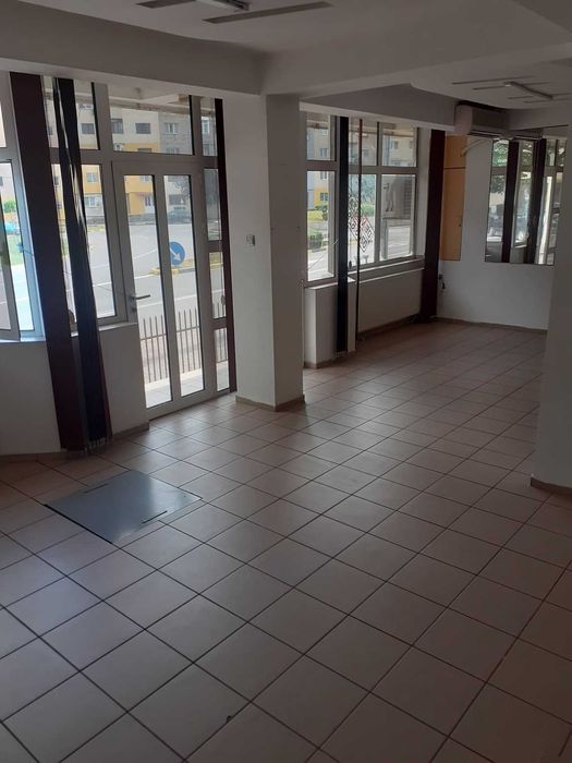 Vând două apartamente legate în Tecuci cu spațiu comercial