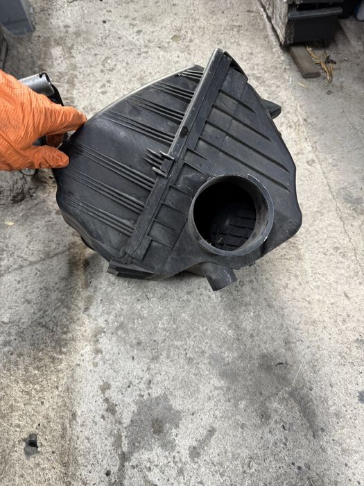 кутия въздъшен филтър БМВ Е60 Е61 бензин