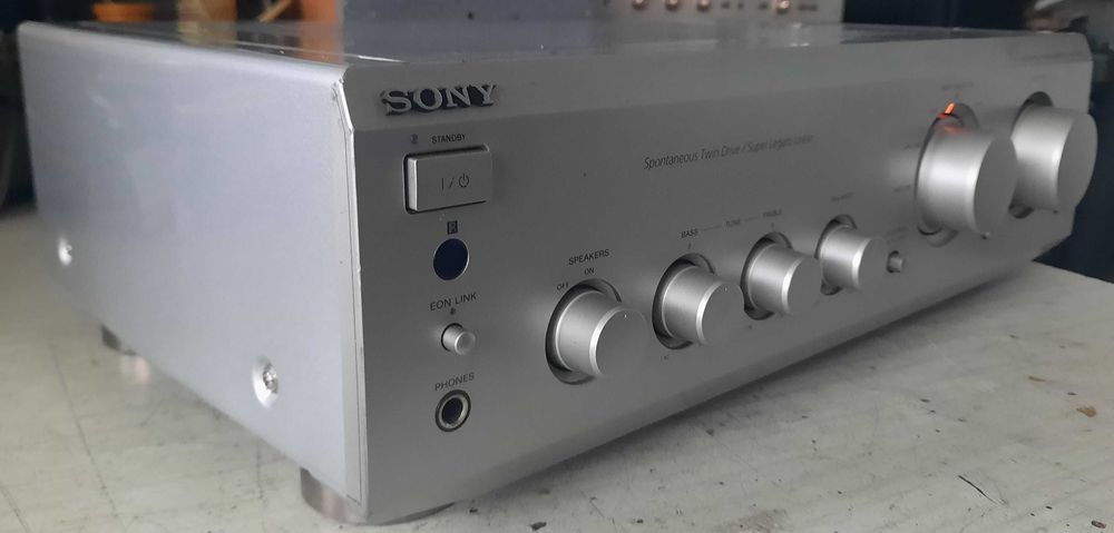 Продавам усилвател Sony TA-FE 520r