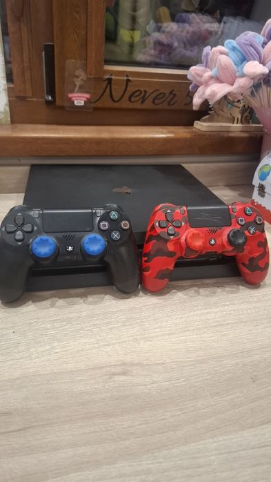 PlayStation 4 PRO 1TB +Два джойстика