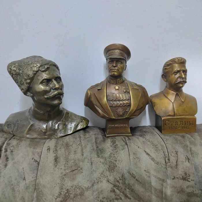 Бюсты знаменитых людей