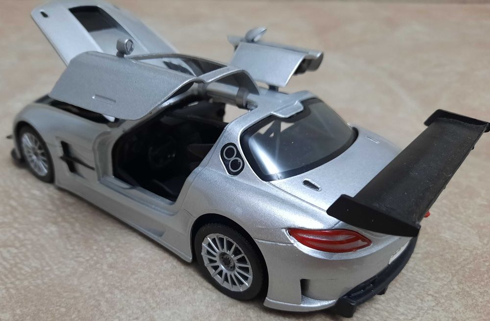 Коллекционная модель машинки мерседес