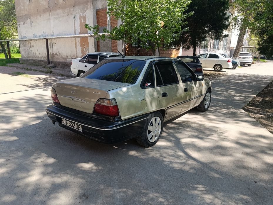 Нексия 1сонс трамблер срочна сотилади аформленияга  бензин