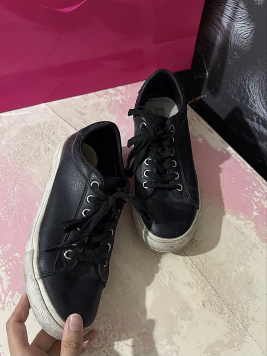 женские кроссовки