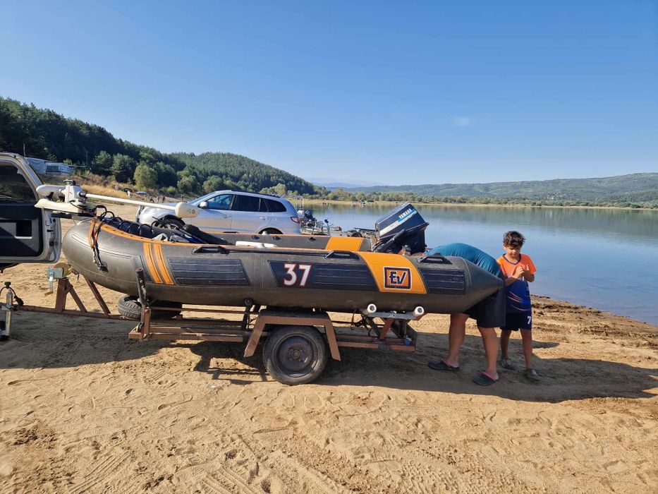 Надуваема лодка 3.70 с регистриран колесар и Ел. котва