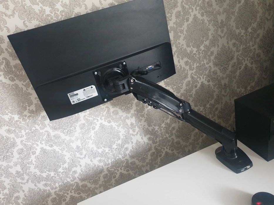 Игровой монитор почти новый 22 с кронштейном.