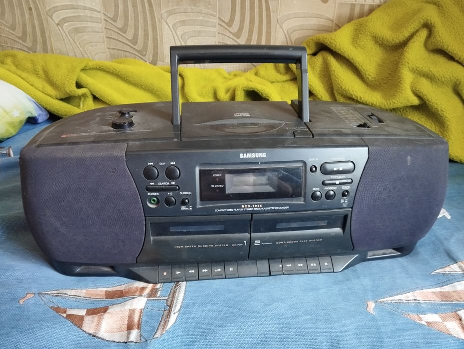 Магнитола Samsung с CD проигрывателем