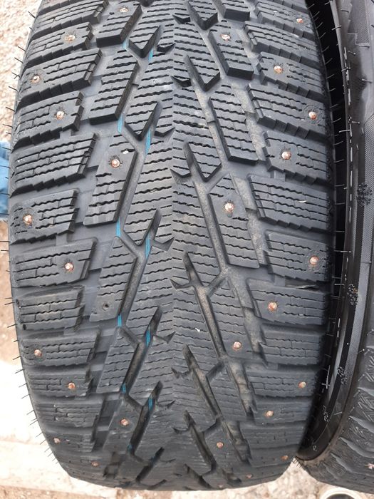 Продам шины 235/45/18  найда