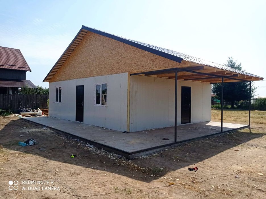 Vând case modulare pe structură metalică învelit cu panouri sandwich