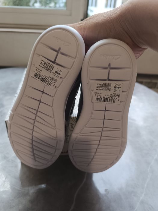 Детски обувки Clarks, размер 29, нови.