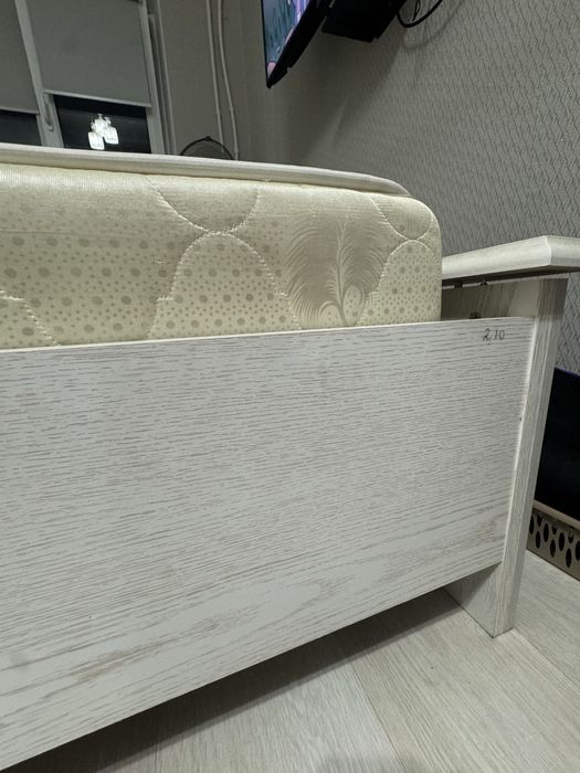 Светлая кровать