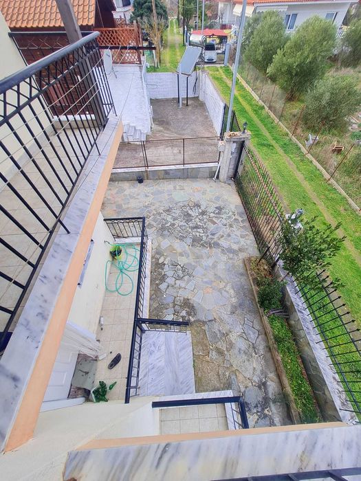 Продава се къща на две нива 90м2 и двор 220м2 в Паралия Врасна, Гърция