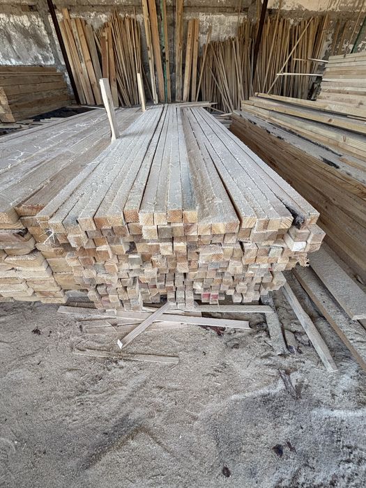 Сухие опилки в мешках