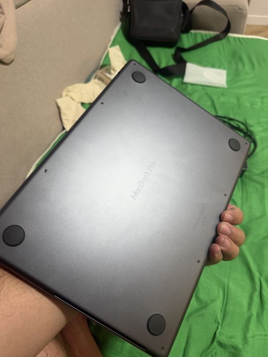 MacBook Pro 14" EAC M5 / 16GB / 512GB SSD