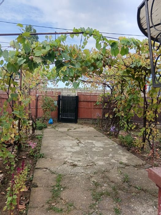 Vind casă zona Ploieștiori , preț 82700 euro.