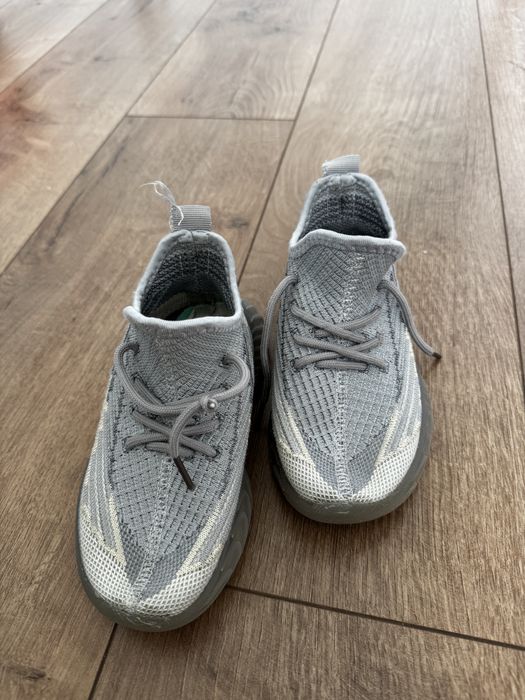 Продам кроссовки изики