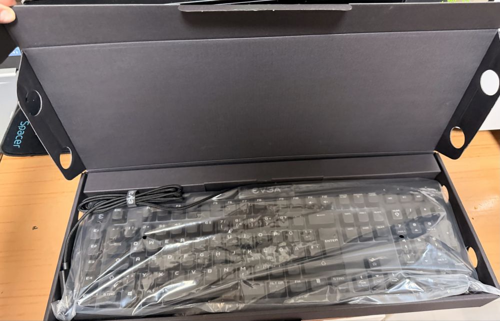Tastatură Gaming RGB EVGA Z12 - Nouă la cutie (Layout QWERTZ)