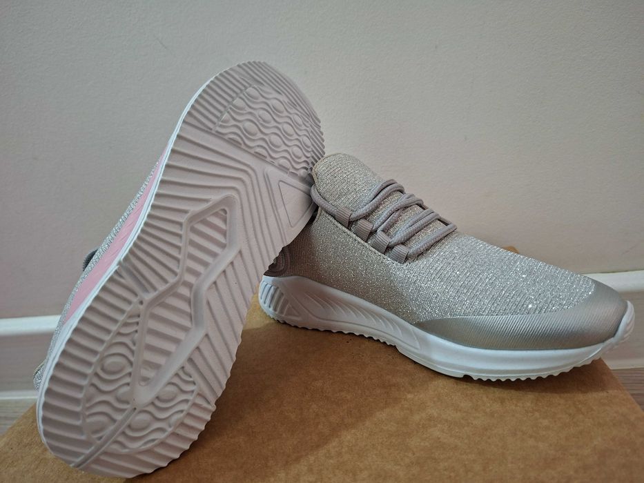 Adidași noi pentru fete nr. 33