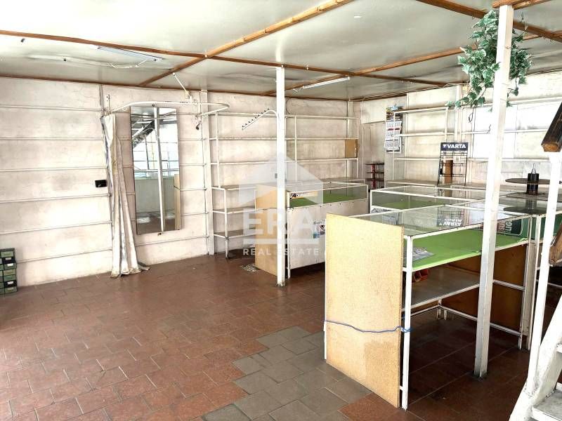 Магазин на три етажа под наем, в обновена сграда Паметник на културата