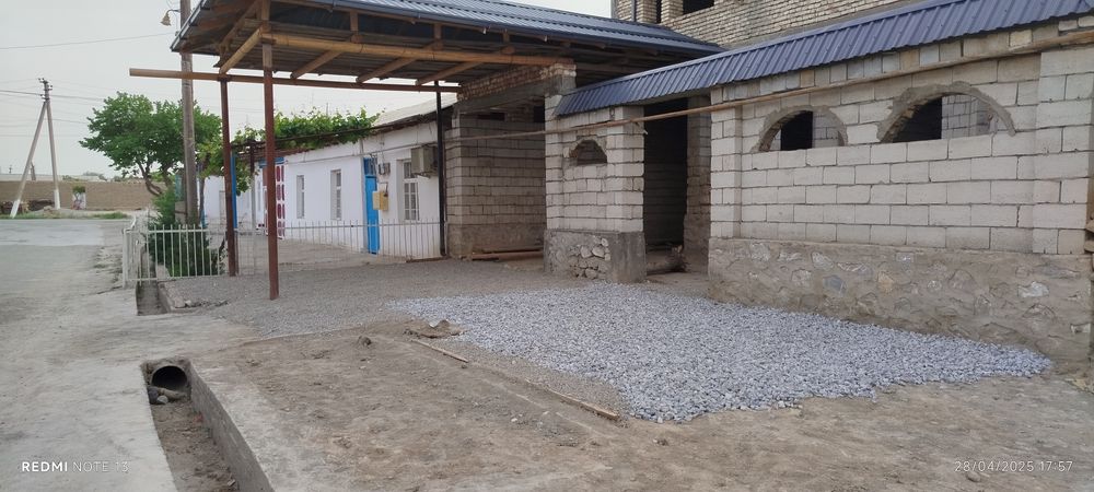 Karmana 2 qavatli uy.