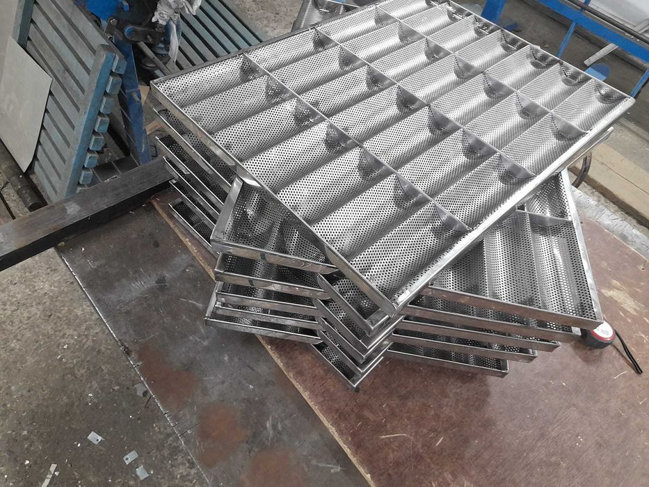 Tavi  p[erforate pentru  bagheta din tabla neagra si inox