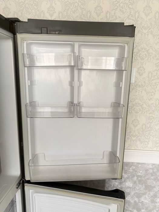 Холодильник двухкамерный марки LG