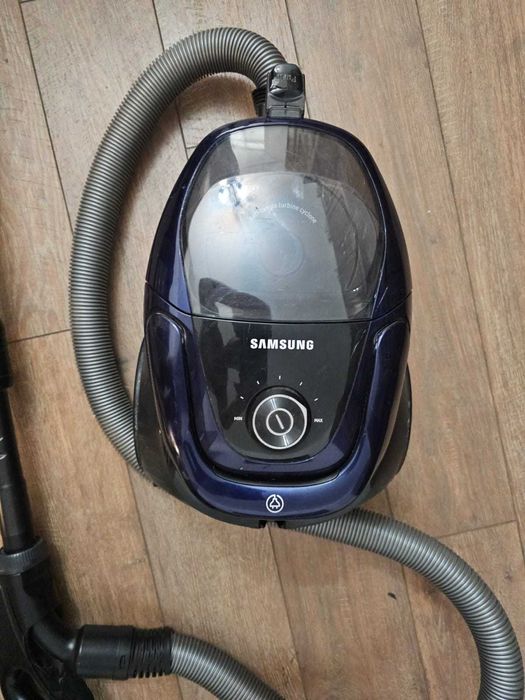 Пылесос Samsung VC18M3120VB
