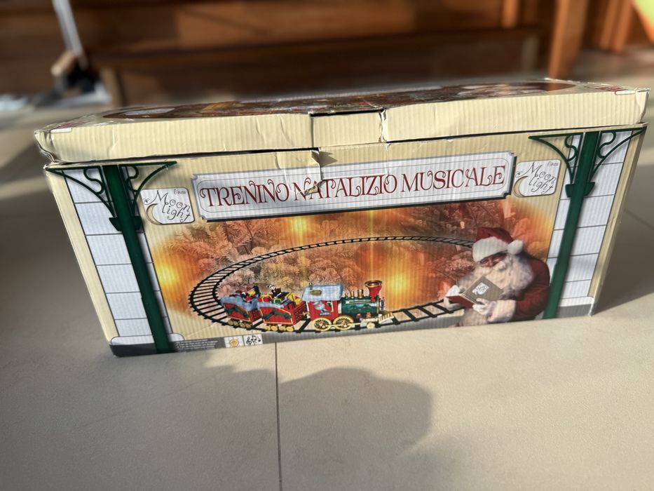Музикално коледно влакче с релси под елхата