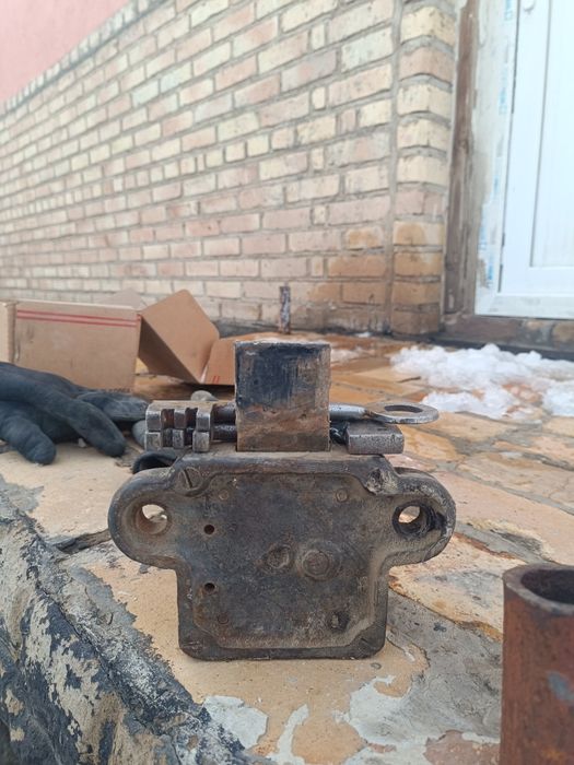 Темір есікке құлып