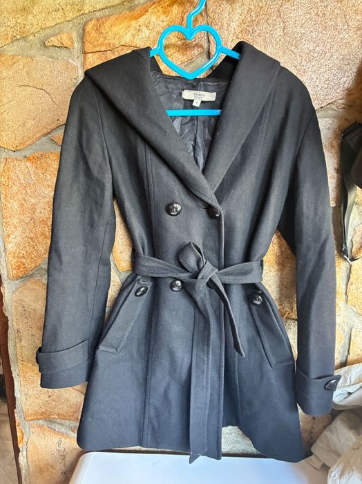 Палто на Prada, черно с вълна