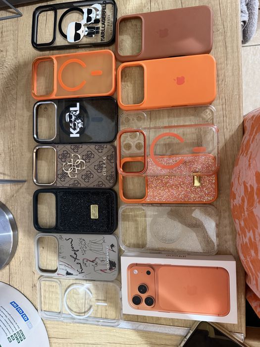 Продавам Айфон 17 про 256GB в отлично състояние и много видове калъфи към него с две години гаранция от Технополис