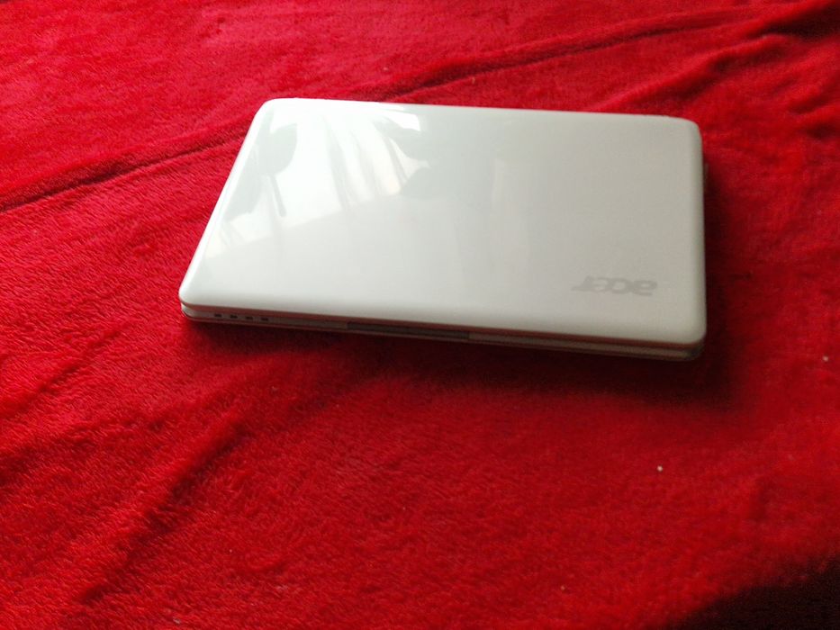 Laptop Acer perfect funcțional doar la priza