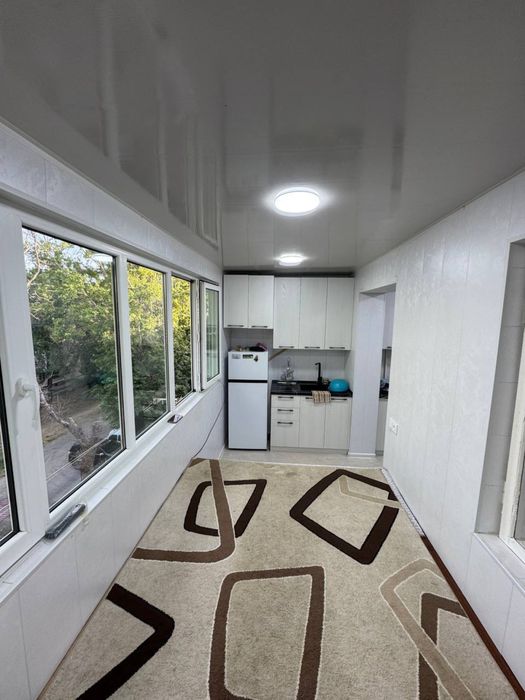 Срочно прадается 3/х ком квартира чирчик 8/ мек район базар с ремонтом