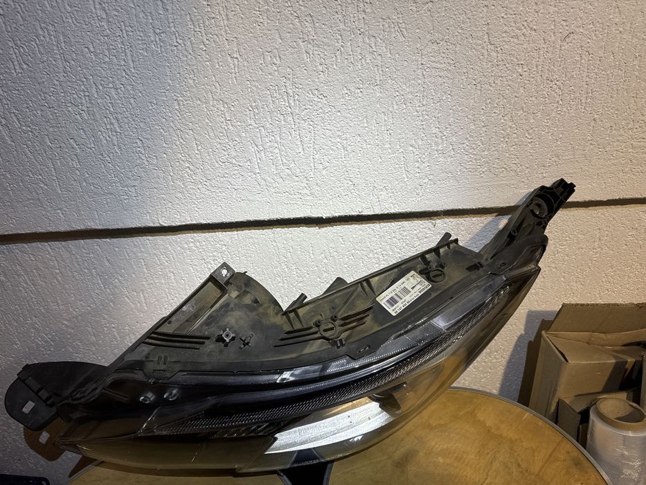 Far peugeot 2008 stanga halogen stare inpecabila