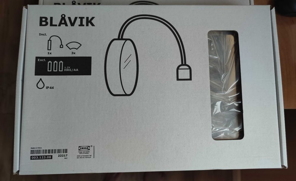 Aplică LED Ikea BLÅVIK cu oglindă, pe baterii, culoare albă. Noua